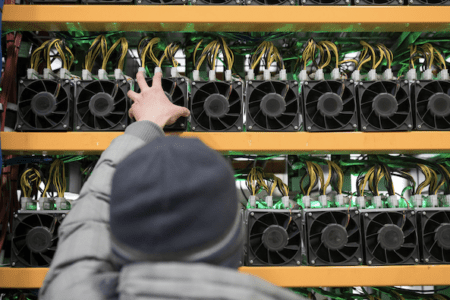 礦機價格與峰值相比下跌約 90%！Messari 分析師：比特幣礦工幾乎售出了今年所有的挖礦產出