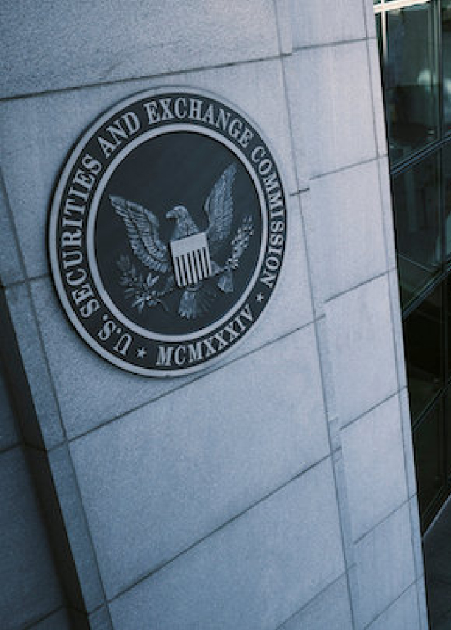 SEC 推遲 SOL、XRP 等山寨幣 ETF 申請，彭博分析師：意料之內，這個時間點才是關鍵