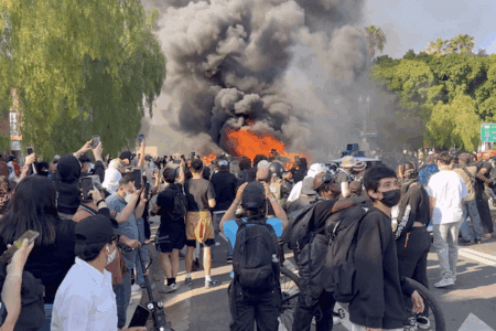 封路、燒車、催淚彈！川普強硬部署國民兵進駐洛杉磯引爆群眾怒火