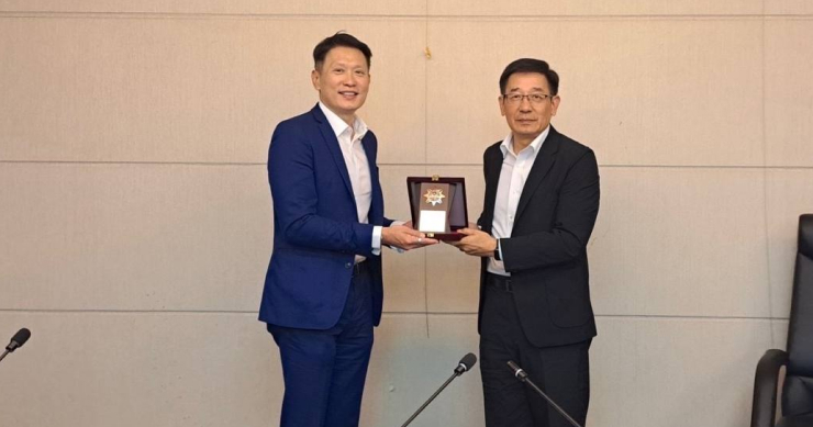 幣安執行長會晤臺灣刑警局，獲贈紀念徽以感謝其在犯罪防治上之協作 