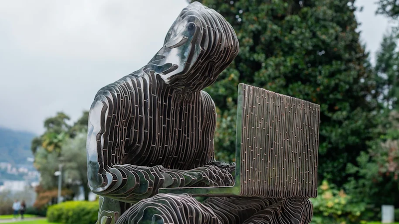 中本聰找到了！瑞士警方尋回失竊雕像，中本聰象徵為何遭破壞丟湖？