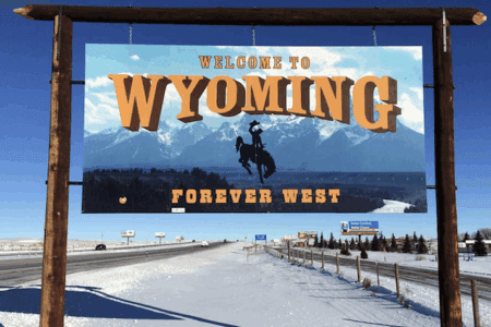 懷俄明州發行首個州政府支持穩定幣 FRNT，部署於七大區塊鏈