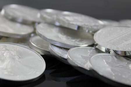 表現勝過黃金！白銀價格突破 50 美元創歷史新高