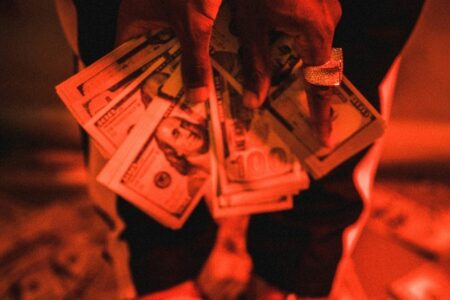 紐時：兩年 280 億美元「黑錢」流向大型交易所，幣安、OKX 皆在列