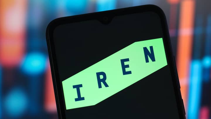 礦商轉型 AI 基建！IREN 攜手輝達打造 5GW 數據中心，盤後股價一度飆漲 25%